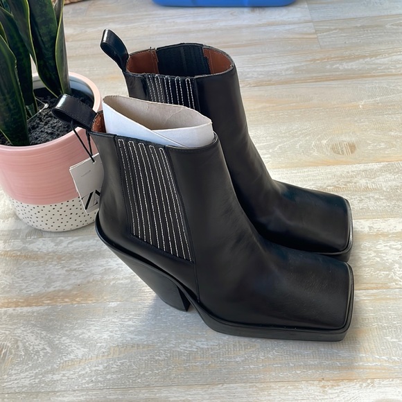 Zara Shoes - Stunning womens Zara square toe black heel booties size 8